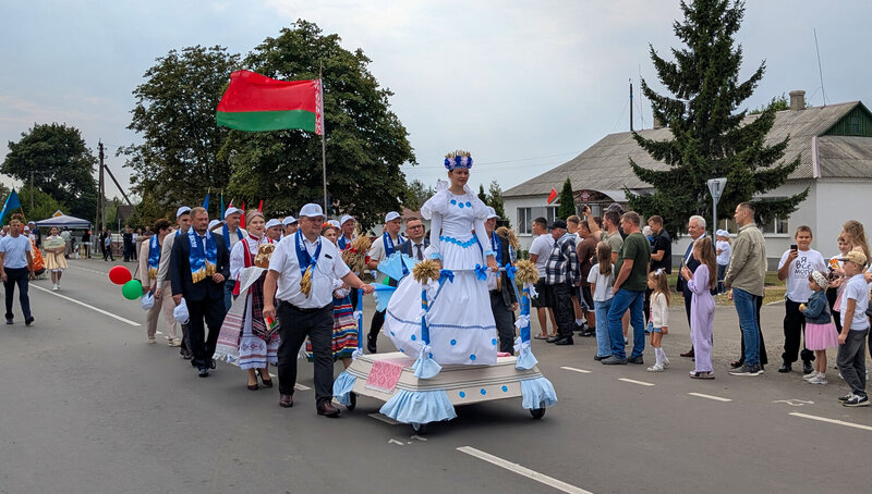 дожинки, струга, столинский район, беларусь, праздник урожая, праздничная платформа, шествие, каравай, рушник, флаг беларуси, национальный костюм, аграрии, репортаж, уличная фотография, зрители, фестиваль Праздничная платформа на «Дожинках» фото превью