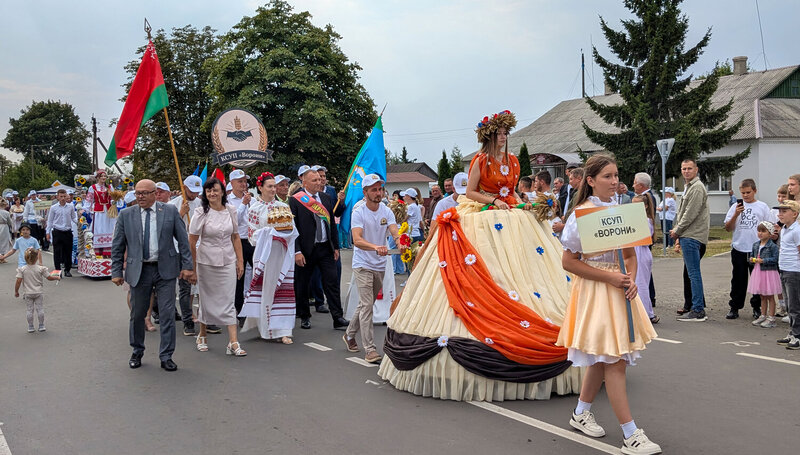 дожинки, ксуп ворони, струга, столинский район, беларусь, праздник урожая, шествие, каравай, рушник, пераможца, передовики, флаг беларуси, аграрии, народный костюм, репортаж, уличная фотография, фестиваль Делегация КСУП «Ворони» на «Дожинках» фото превью