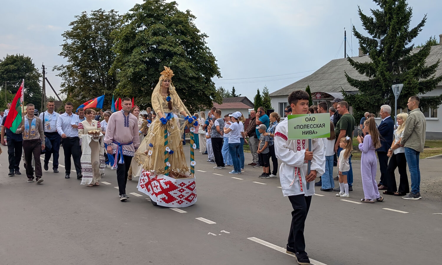 Дожинки, ОАО Полесская нива, Струга, Столинский район, Беларусь, праздник урожая, шествие, вышиванка, соломенный наряд, каравай, рушник, флаг Беларуси, аграрии, народный костюм, репортаж, уличная фотография, фестиваль, Никита Кизевич