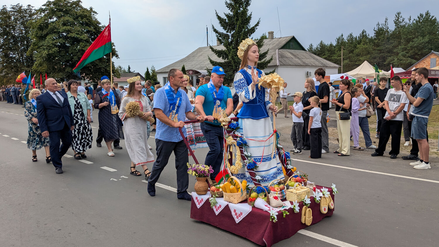 Дожинки, СПК Федорский, Струга, Столинский район, Беларусь, праздник урожая, шествие, дары осени, сноп пшеницы, каравай, рушник, флаг Беларуси, аграрии, народный костюм, репортаж, уличная фотография, фестиваль, Никита Кизевич