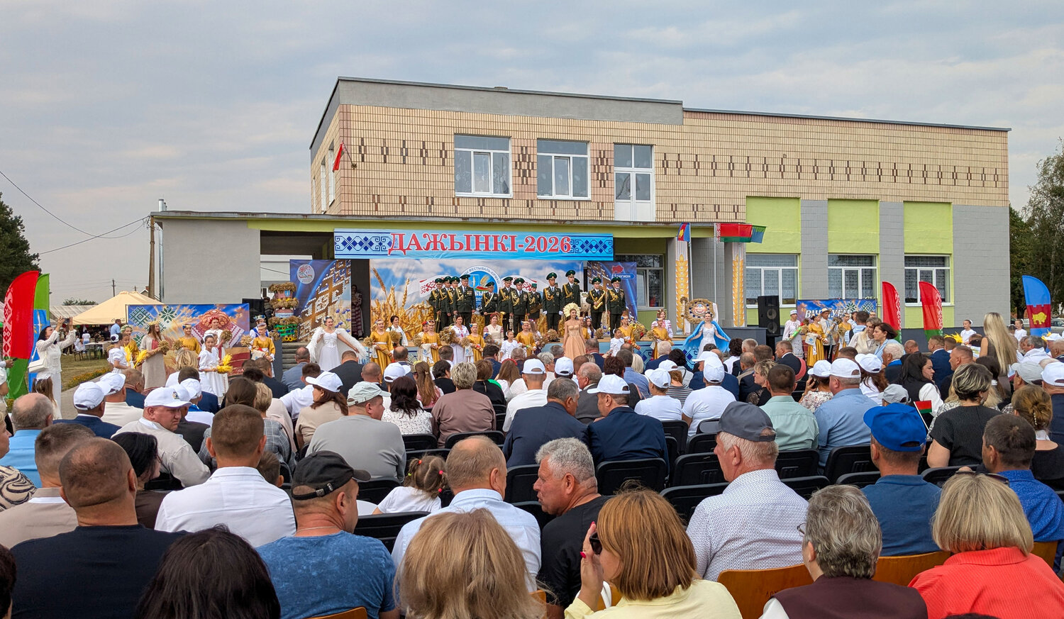Дожинки 2026, Дажынкі, Струга, Столинский район, Беларусь, праздник урожая, концерт, сцена, духовой оркестр, зрители, артисты, дом культуры, торжество, репортаж, уличная фотография, фестиваль, Никита Кизевич