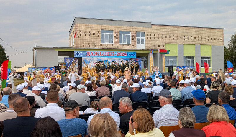 Дожинки 2026, Дажынкі, Струга, Столинский район, Беларусь, праздник урожая, концерт, сцена, духовой оркестр, зрители, артисты, дом культуры, торжество, репортаж, уличная фотография, фестиваль Праздничный концерт на «Дожинках-2026» фото превью