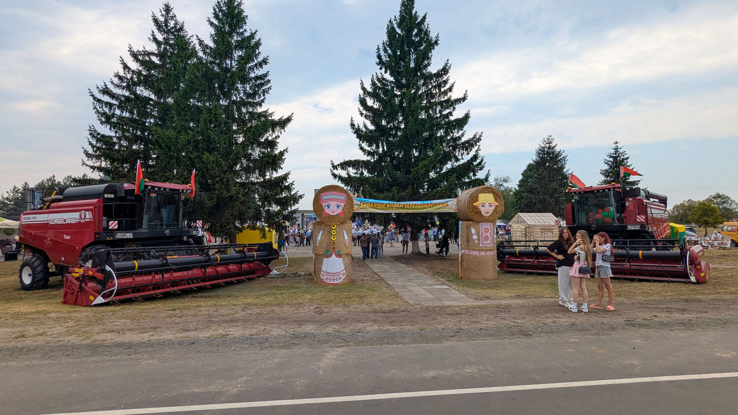 Дожинки, Струга, Столинский район, Беларусь, праздник урожая, входная группа, комбайн, Гомсельмаш, сельхозтехника, соломенные скульптуры, тюки соломы, ярмарка, репортаж, уличная фотография, фестиваль, Никита Кизевич