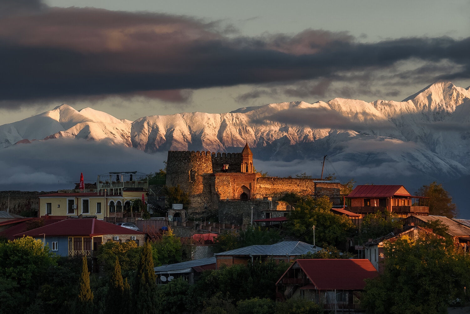 Бастион и горы. Автор: Zakharov Armen кавказ, грузия, georgia, горы, крепость, sighnaghi, сигнахи, кавказский хребет, архитектура, рассвет в горах, город на рассвете, Zakharov Armen