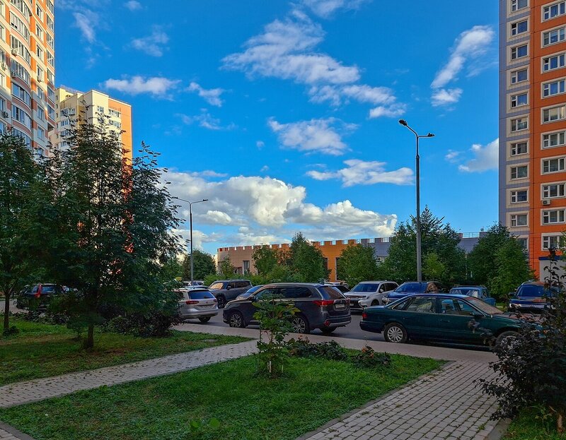 Между домами фото превью