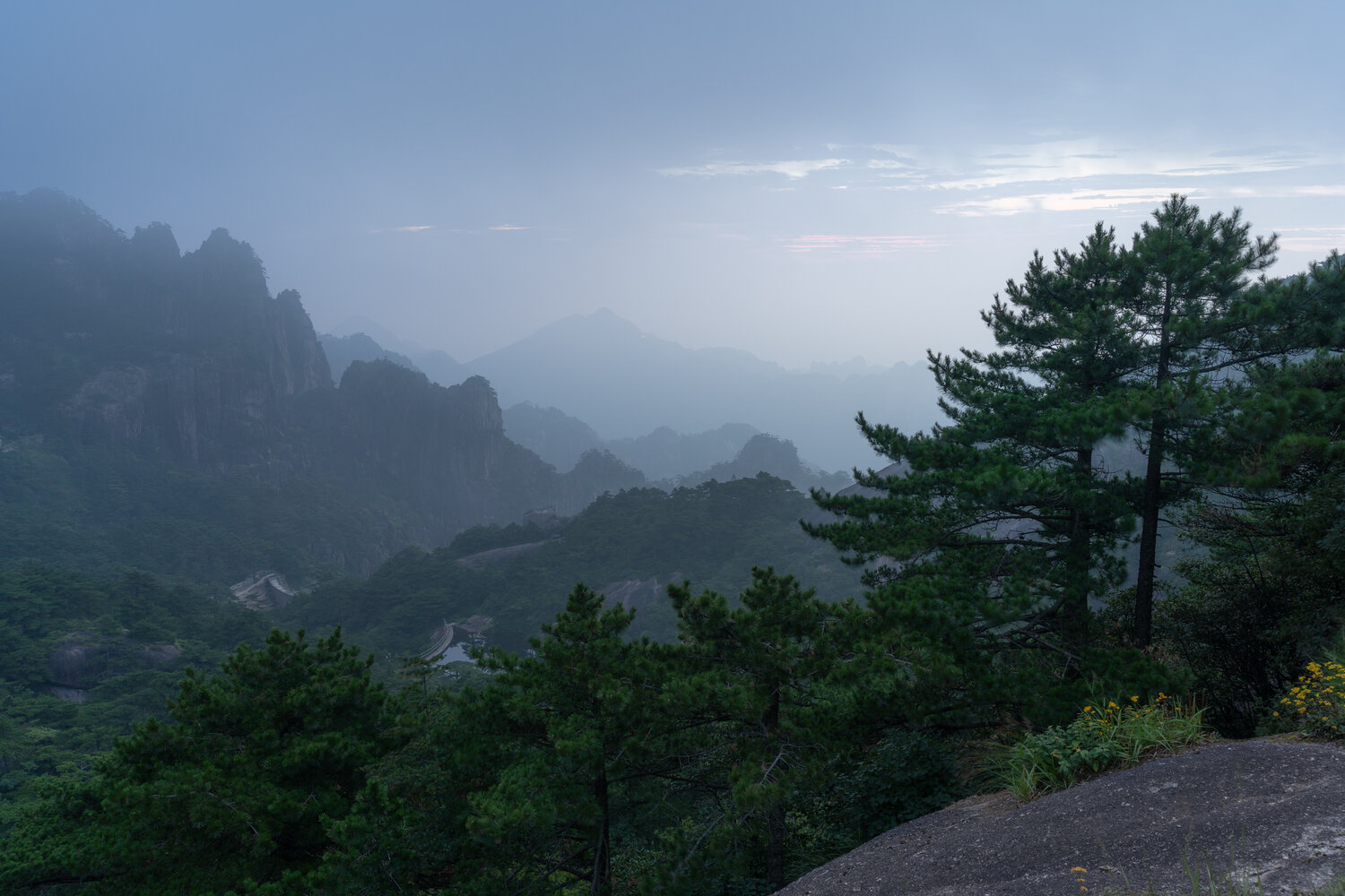 утро, рассвет, туман, горы, Китай, сосны, путешествие, morning, dawn, fog, mountains, China, travel, pine trees, early morning, природа, пейзаж, nature, landscape, scenery, Сергей Серушкин