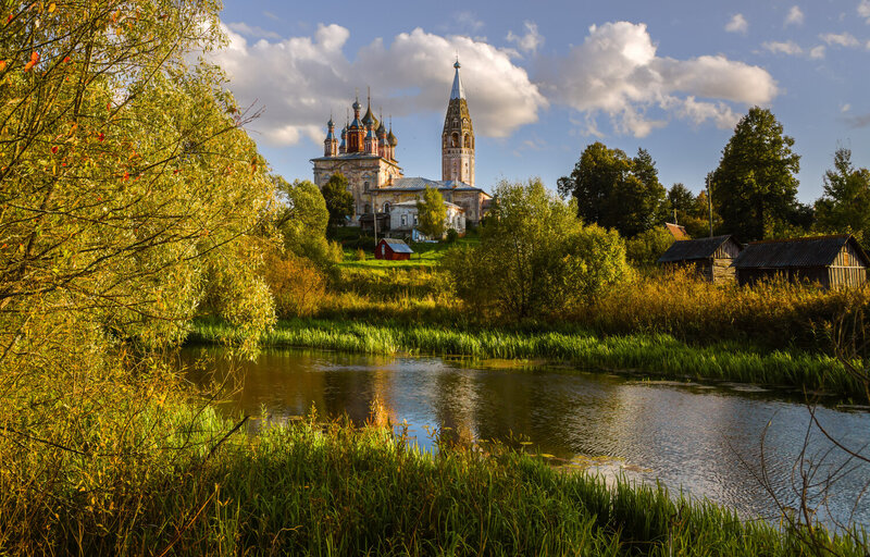 У реки фото превью