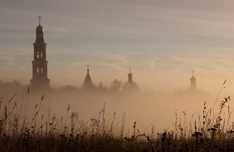Вид с западной стороны на Пощуповский Иоанно-Богословский монастырь. фото превью