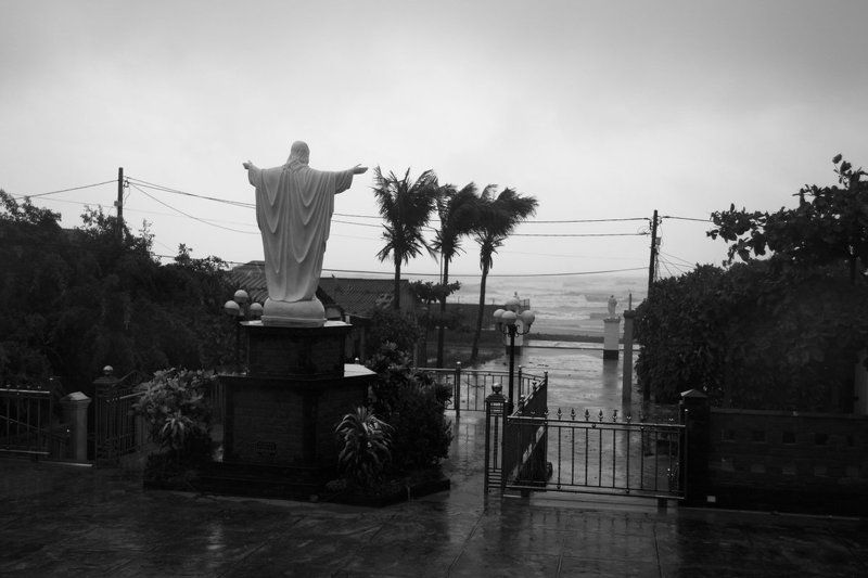 вьетнам, ланг ко, пляж, атмосфера, чб, черно-белое, репортаж, море, путешествие, дождь, шторм, азия, vietnam, lang co, bw, blackandwhite,bnw, beach, weather, travel, asia, grave, storm Деревня Ланг Ко, Вьетнам фото превью