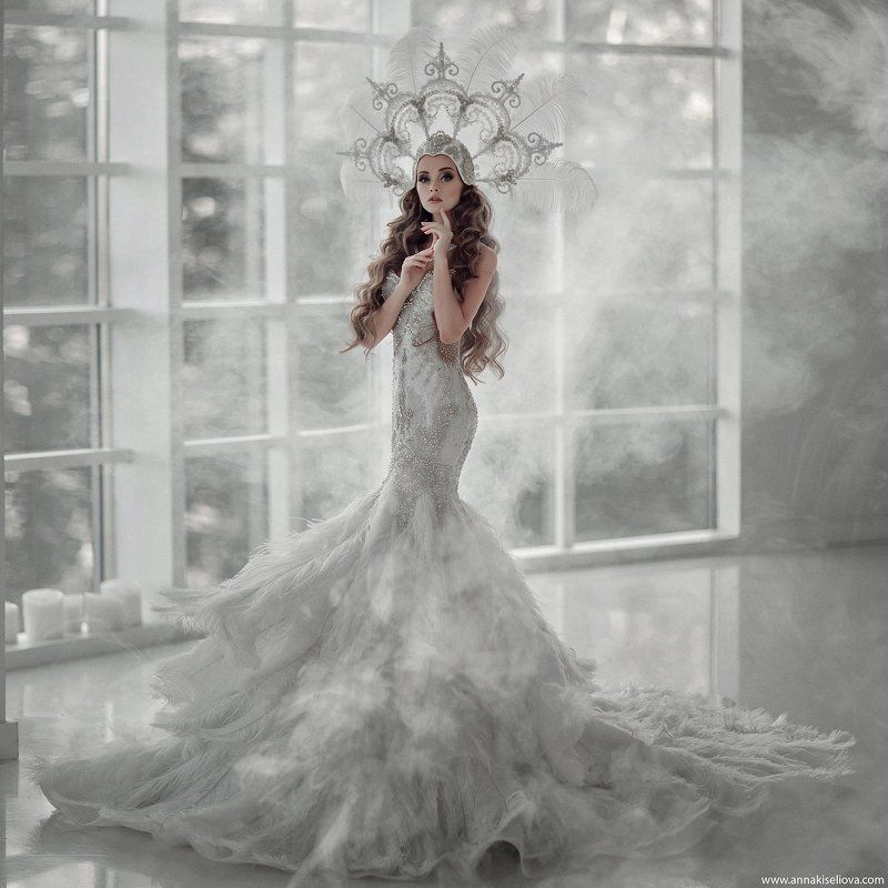 перья, дым, кэнон, портрет, туман, девушка, платье, кокошник, белый, студия, окно Феникс фото превью