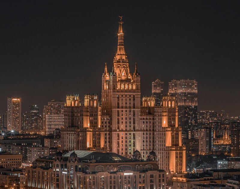 Москва. Вид на сталинскую высотку в ночи фото превью