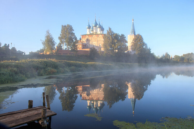 Благовещенский храм в легком тумане фото превью