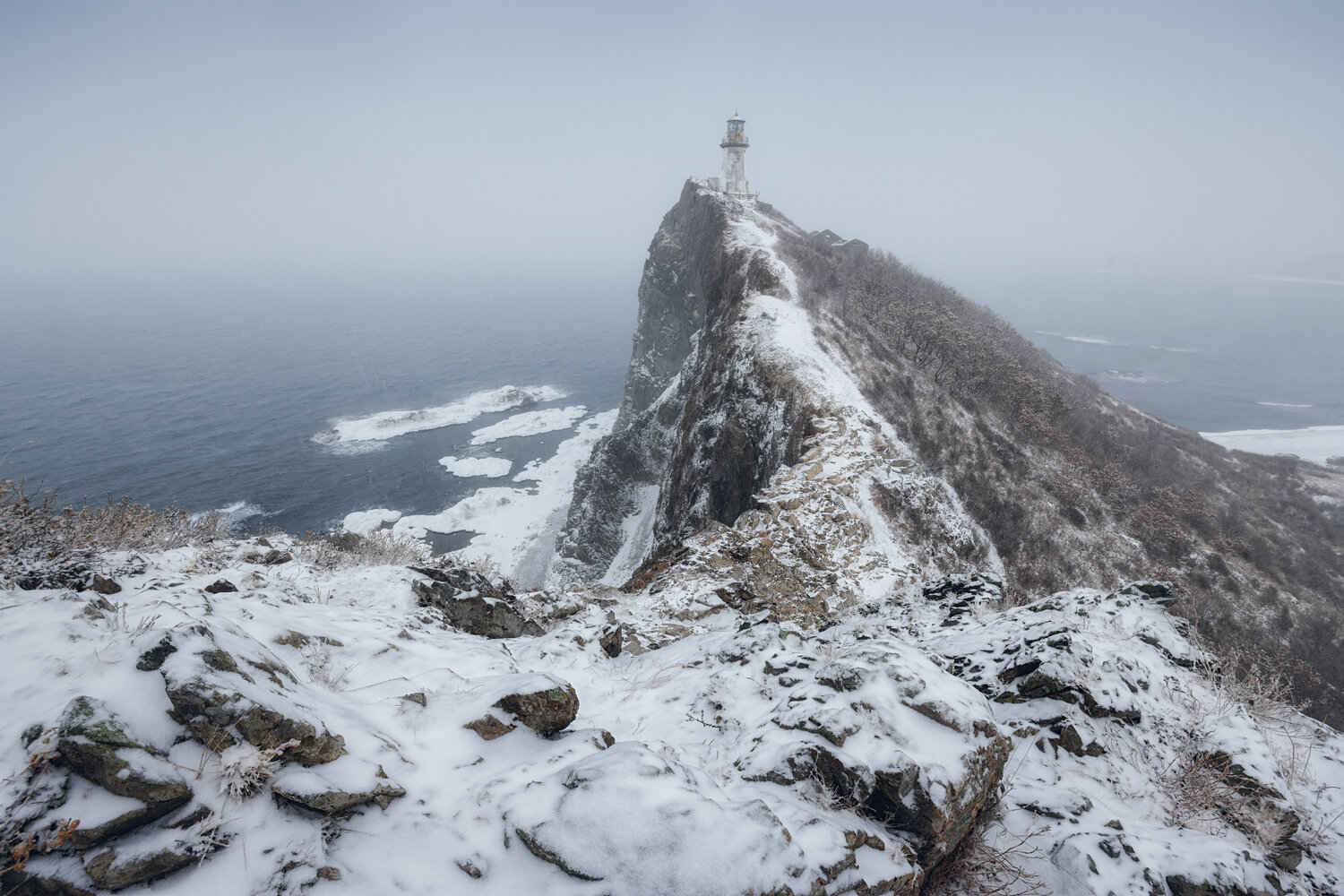 lighthouse, snow, winter, cliff, ocean, sea, landscape, mountain, snowstorm, ice, frozen, nature, rocks, blizzard, seascape, пейзаж, зима, метель, приморье, маяк, море, скалы, Андрей