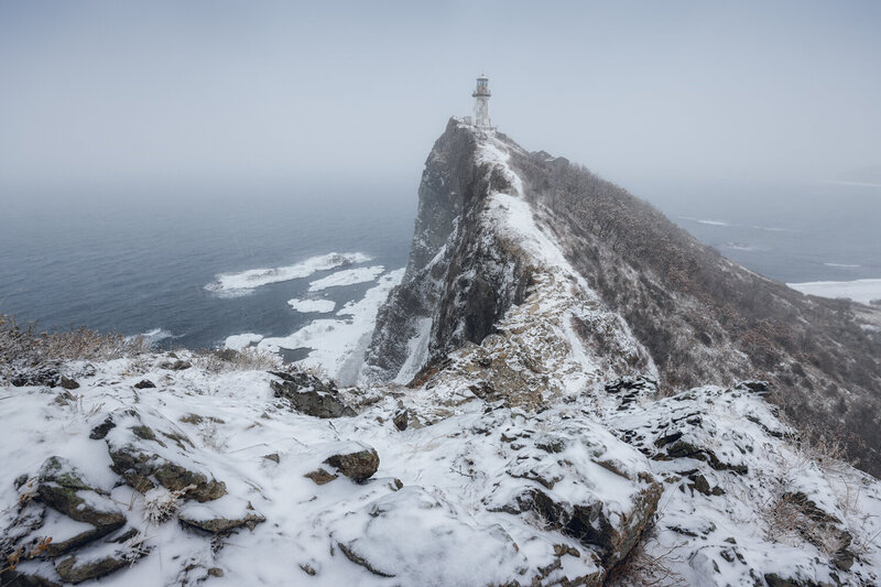 lighthouse, snow, winter, cliff, ocean, sea, landscape, mountain, snowstorm, ice, frozen, nature, rocks, blizzard, seascape, пейзаж, зима, метель, приморье, маяк, море, скалы Снежная буря фото превью