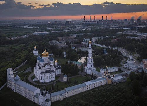 Николо-Угрешский монастырь на фоне индустриального пейзажа