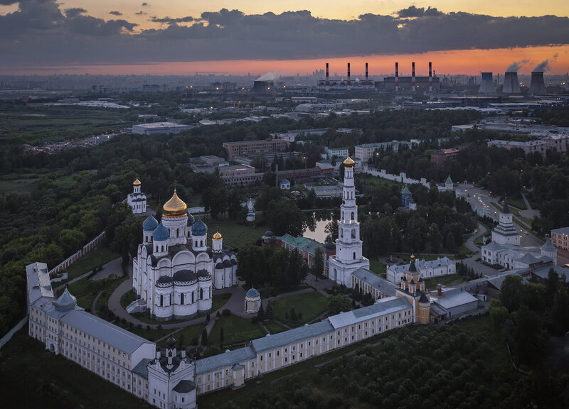 закат, москва, дзержинский, монастырь, николо-угрешский, николо-угрешский монастырь, аэросъемка, вид сверху, вечерний город, вечерняя москва Николо-Угрешский монастырь на фоне индустриального пейзажа фото превью