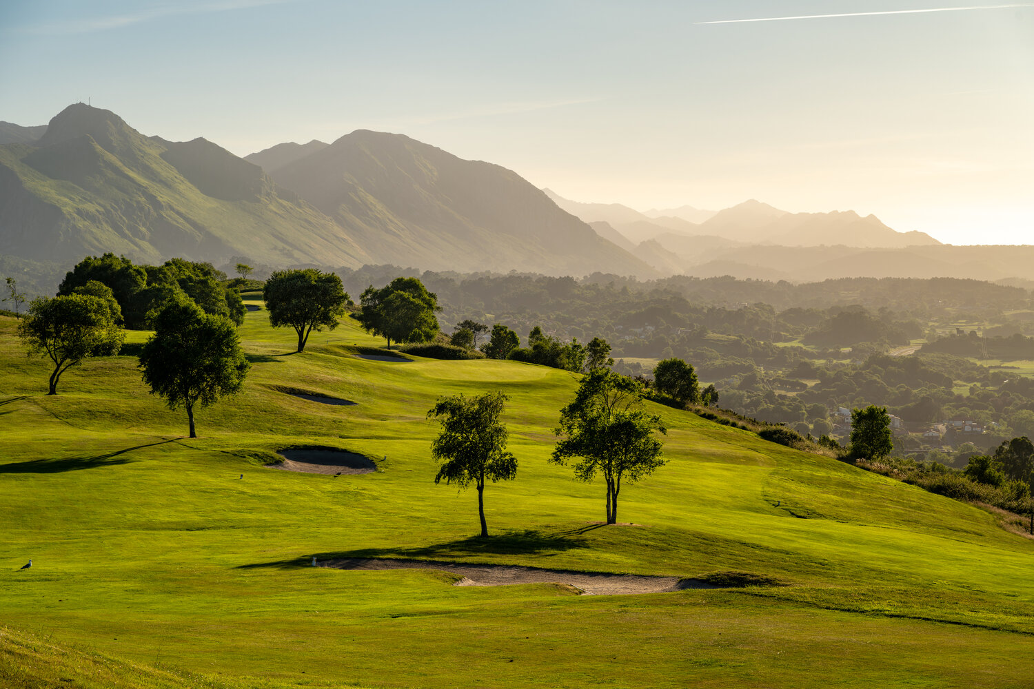 горы, пейзаж, закат, гольф-клуб, астурия, испания, туман, долина, золотой час, панорама, природа, гольф, nikon, asturias, spain, sunset, landscape, mountains, valley, golf club, misty mountains, golden hour, nature photography, panorama, golf course, scen, Tikhomirov Valery