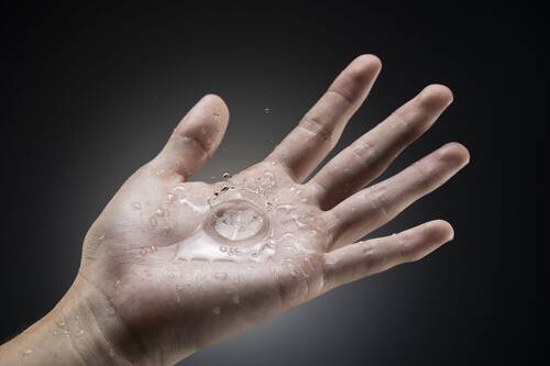 капли воды падают на руку