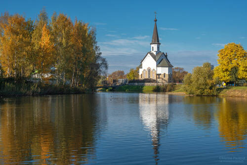 Осенний Пулковский парк. Храм святого великомученика Георгия Победоносца