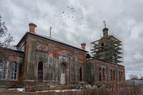 Заброшенная церковь на берегу реки Дубна