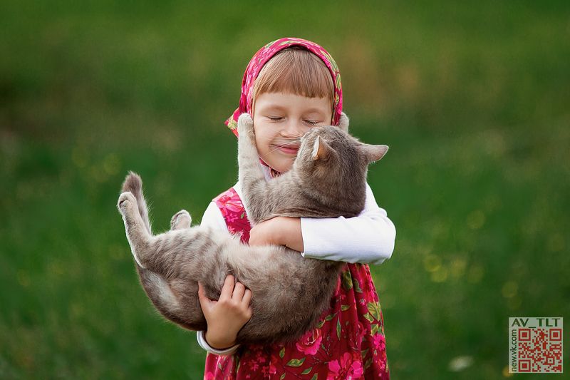 ребенок,кот,кошка,трава Кошачьи нежности фото превью