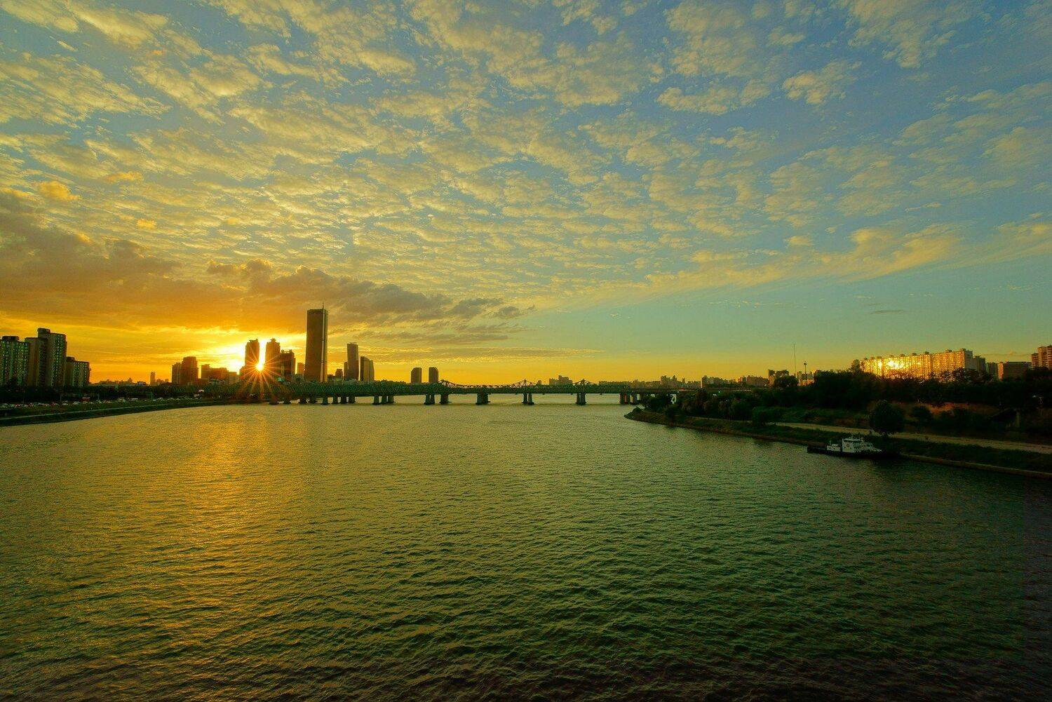 asia,south korea,korea,seoul,sunset,river,bridge,buildings,sky,cloud,sun,sunlight,boat,wave,, Shin