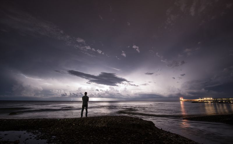 ночь, гроза, море, человек, стихия Наблюдатель фото превью