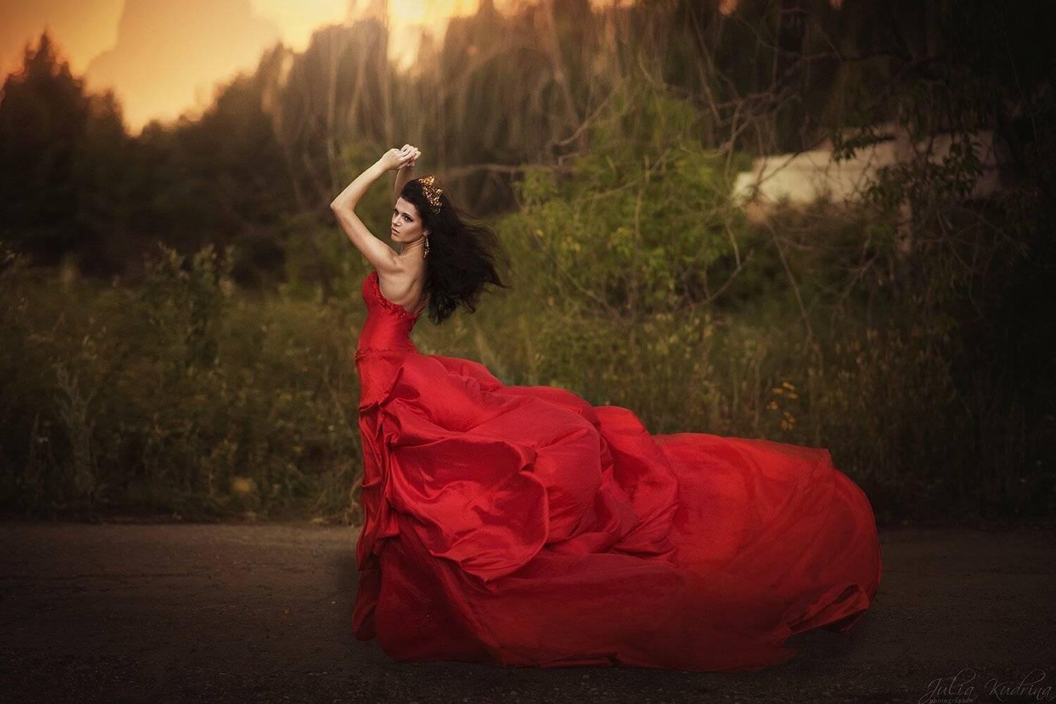 алое платье  королева корона девушка ветер закат шторм, Юлия Кудрина