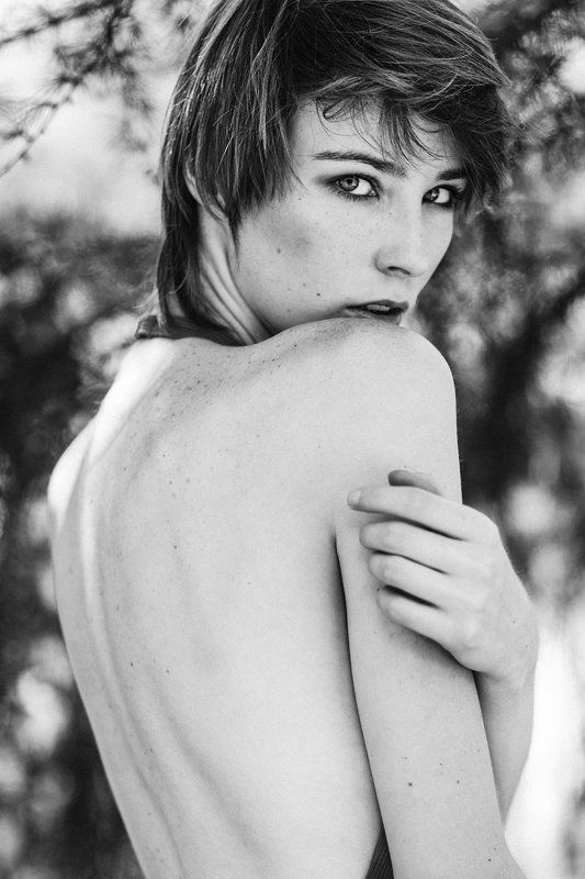 portrait, natural light, model, eyes, black and white Justyna фото превью