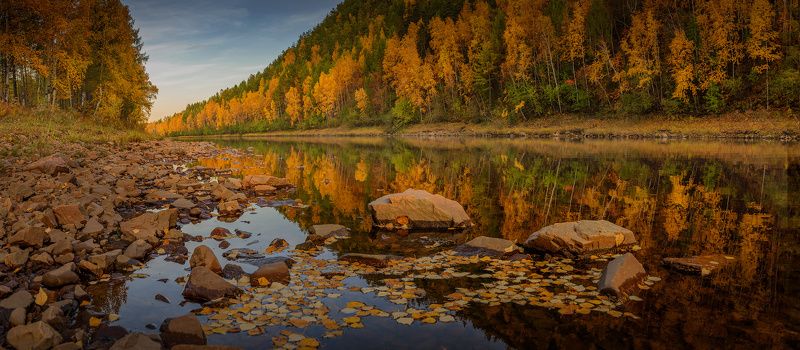 река, камни, осень, листья, вода, вечер, небо Осеннее зазеркалье фото превью