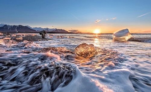 Фотографируя рассвет на берегу океана в Исландии.