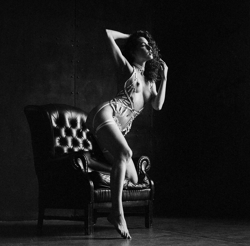 monochrome, portrait, studio, blackandwhite, fineart, dramatic, contrast, elegant, vintage, chair, furniture, tufted, lighting, shadow, glamour Studio Grace (Dora M. 18) фото превью