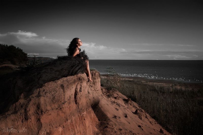Фотосессия тематическаяфотосессия фотографнуруллаеваяна съемка  природа девушка модель красиво blackнебо природа пейзаж идеядлясъемки брюнетка платье  Freedom фото превью