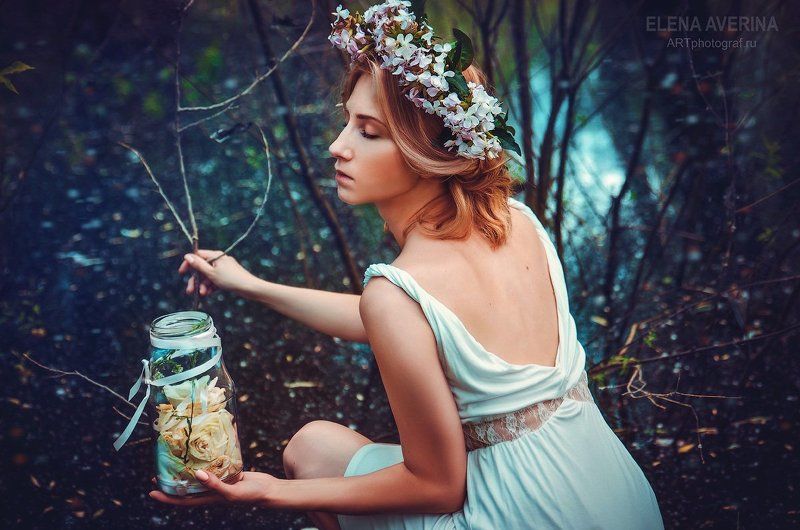 девушка, белое платье, лес, болото, банка, цветы, венок  фото превью