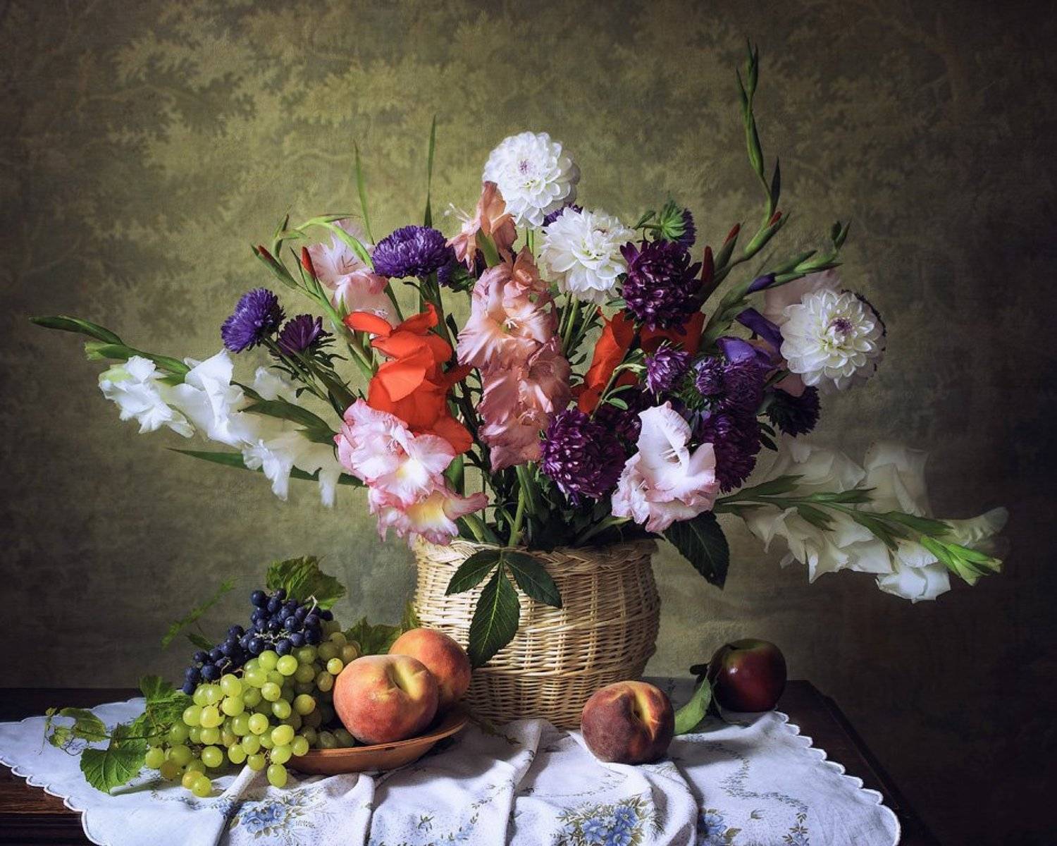 натюрморт, корзина, цветы, фрукты, Ирина Приходько