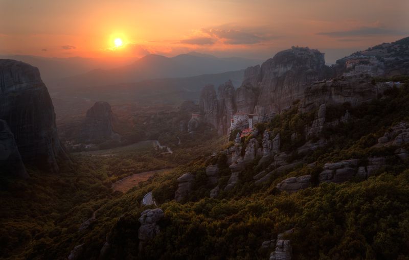 на закате в Метеорах фото превью
