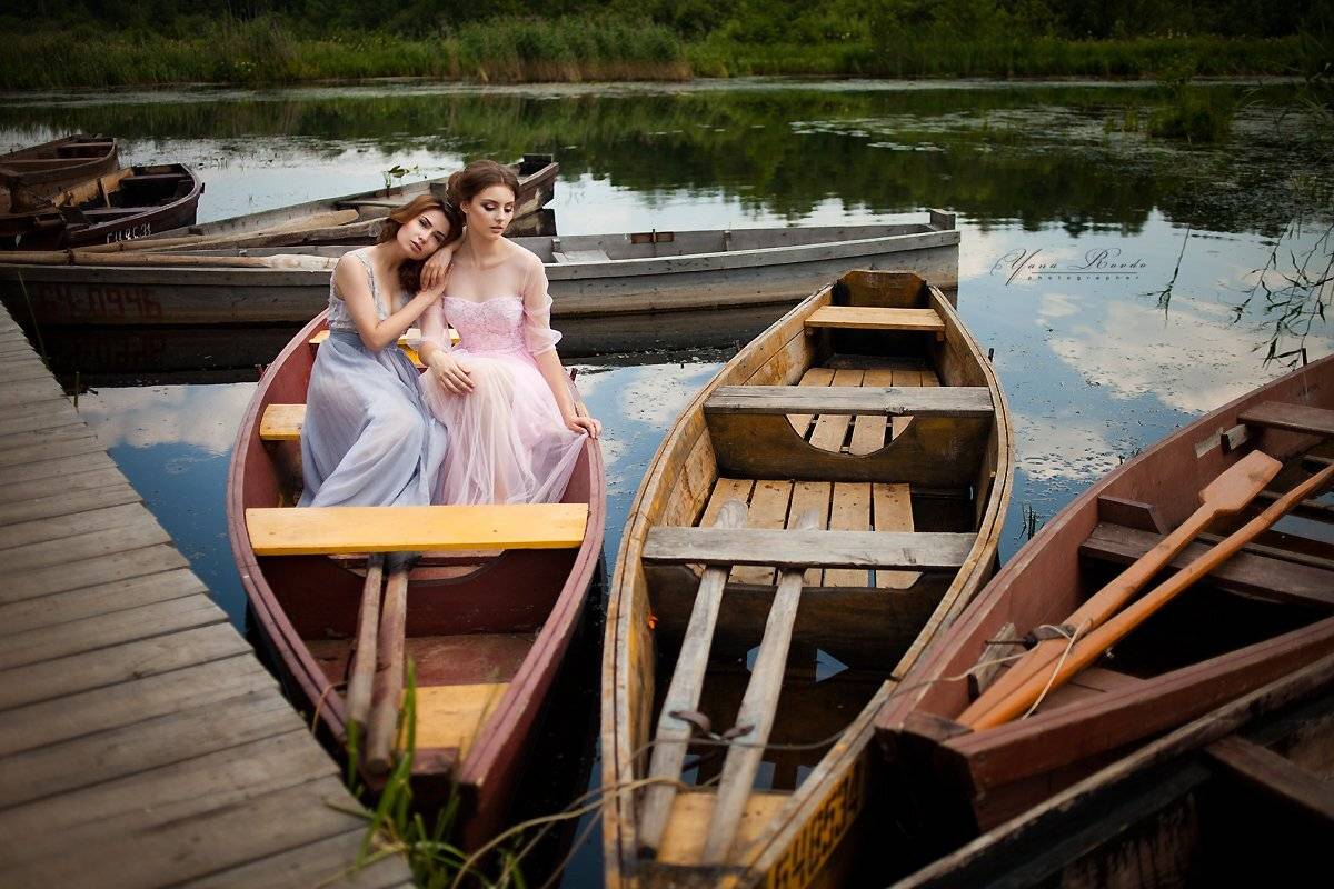 девушки, природа, лодки, причал, пристань, лето, озеро, вода, пруд, платье, прическа, пара, романтика, любовь, , Ровдо Яна