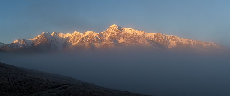 Шапка тумана над озером медленно росла фото превью