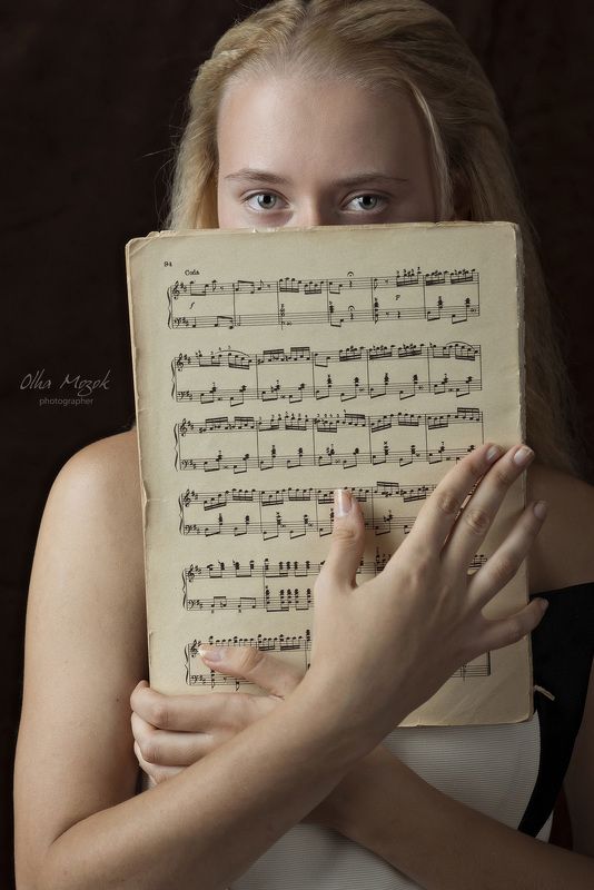 портрет, баян, девушка, лицо, глаза, руки, ноты, клавиши Валерия фото превью