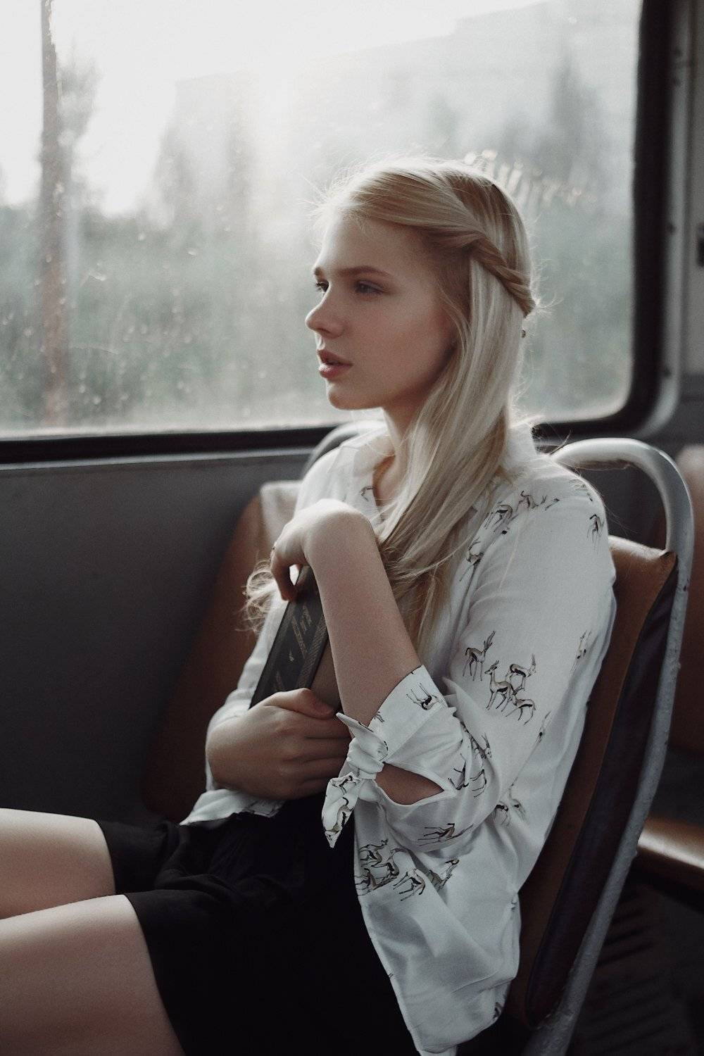 девушка, портрет, трамвай, книга, натуральный свет, лето, Иван Копченов