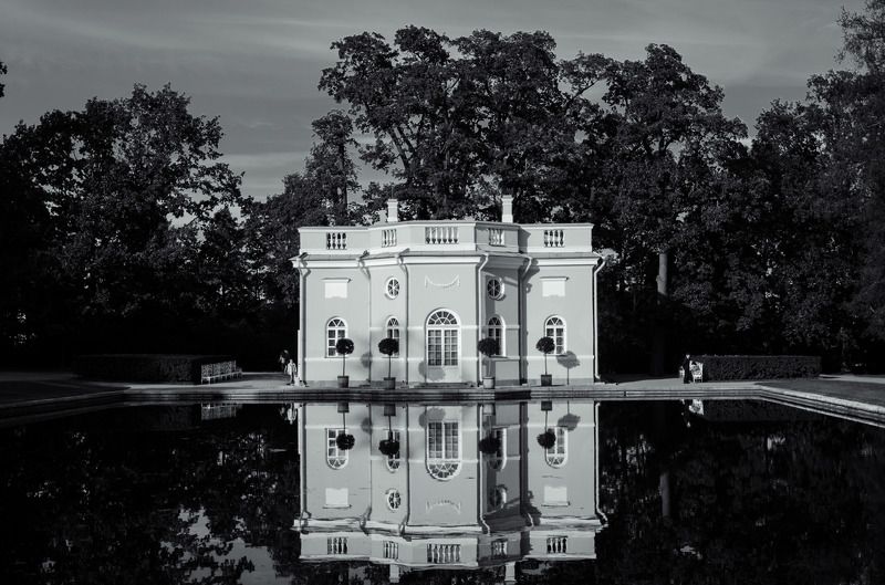 архитектура, черно-белое, дом, люди, атмосфера, настроение, линии, геометрия, санкт-петербург Жизнь у дома фото превью