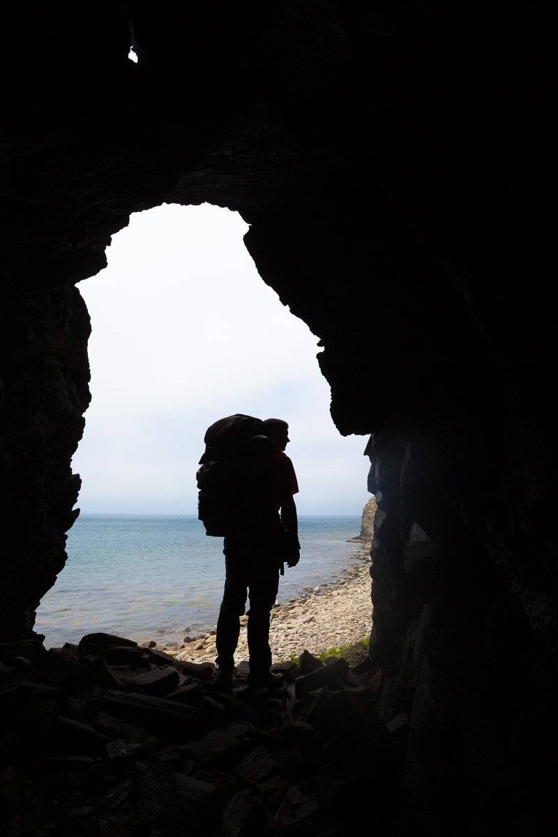 путешествие, путешественник, рюкзак, мужчина, пещера, силуэт, Курилы, Курильские острова, Кунашир, Сергей Козинцев