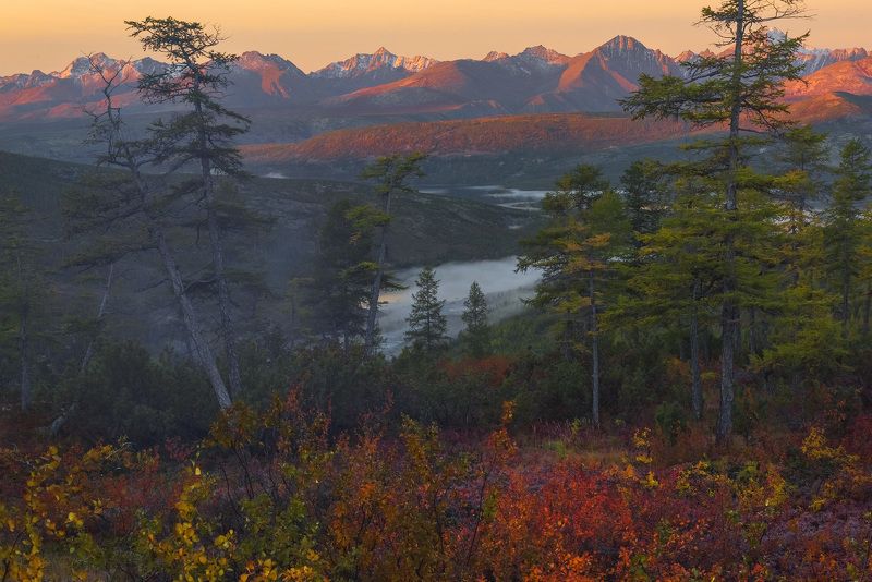колыма, озео Озеро Джека Лондона. Осенний рассвет  в хребте Большой Аннгачак. фото превью