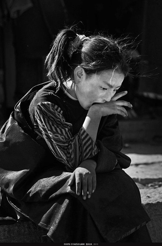 休息的小女孩 фото превью