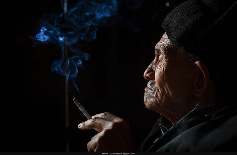 吸烟的大爷 фото превью