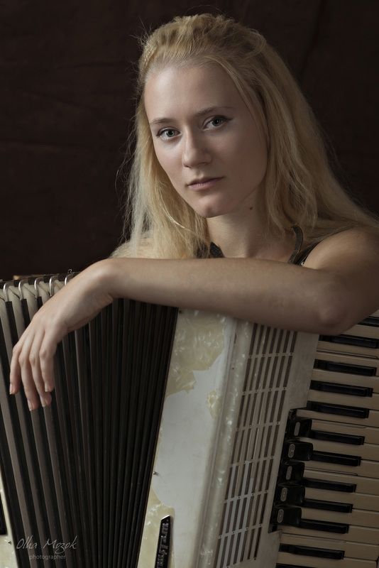 портрет, баян, девушка, лицо, глаза, руки, ноты, клавиши Валерия фото превью