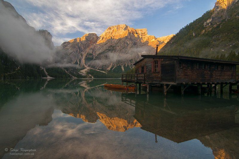 Альпы, Брайес, Горы, Доломиты, Лодки, Озеро, Отражение, Причал, Рассвет, Туман Sunrise on Lago di Braies фото превью