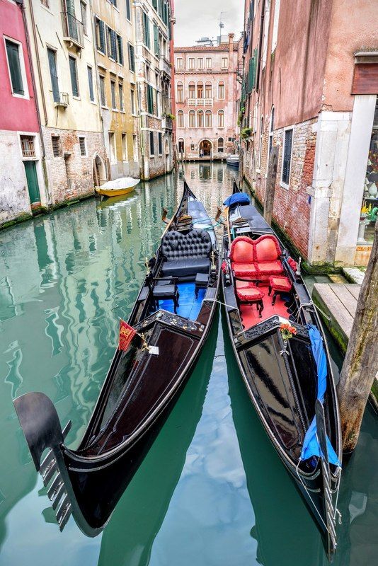 venice, italy, city Вот такой  транспорт и символ Венеции - гондолы. фото превью