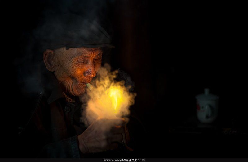 点烟的老人 фото превью