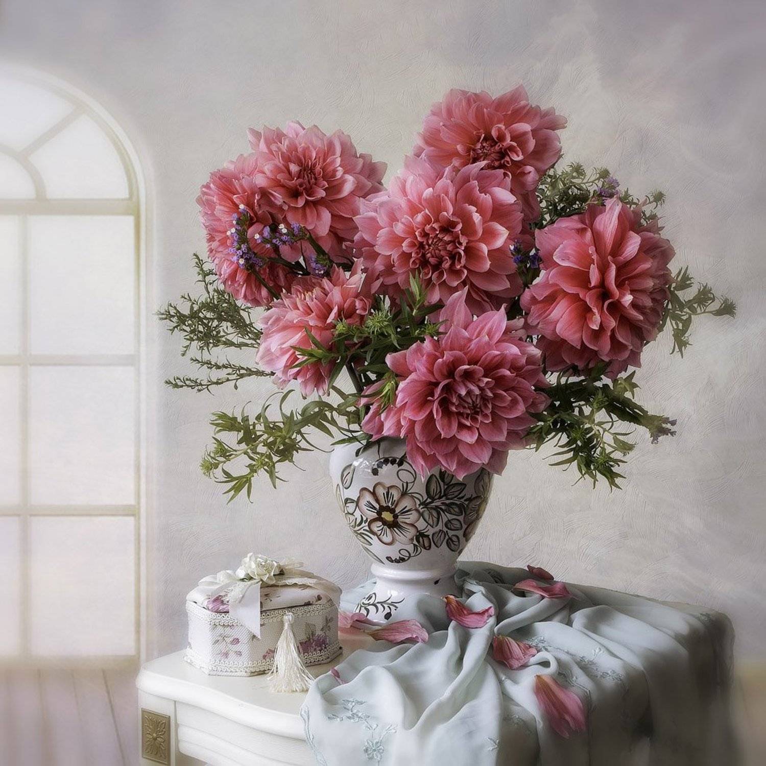 натюрморт, георгины, букет, ваза, шкатулка, Ирина Приходько